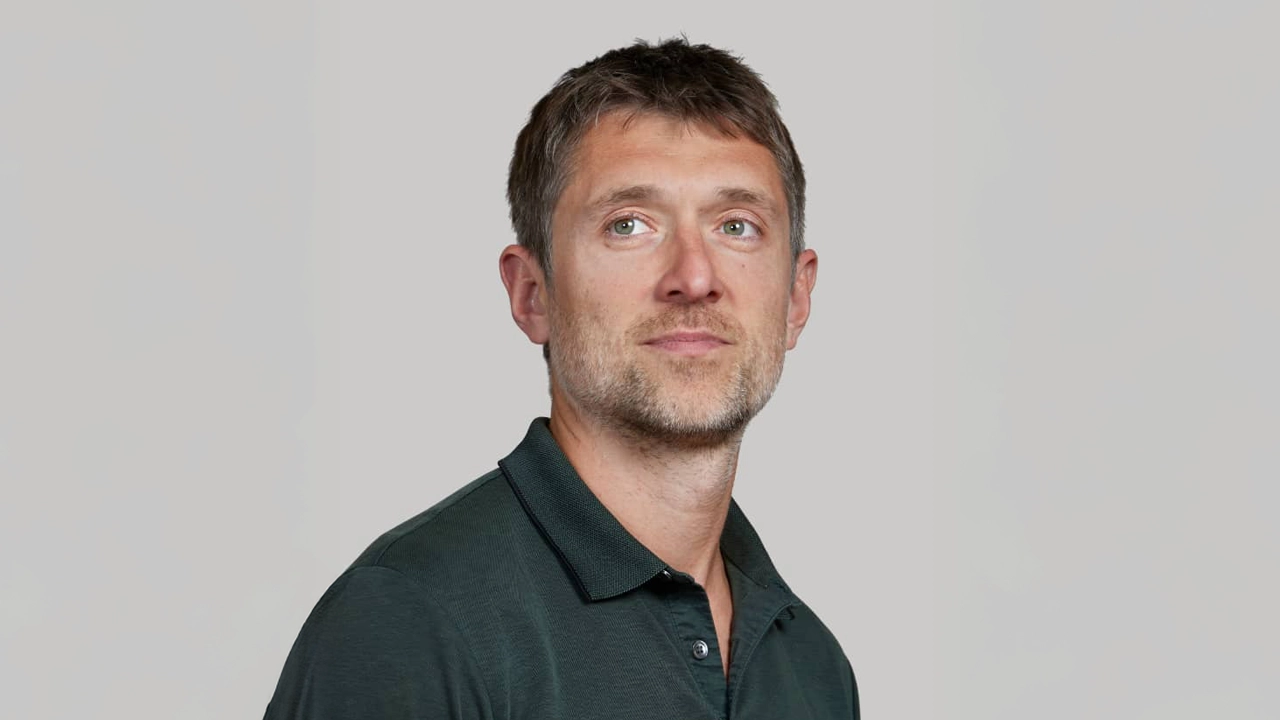 Adam Bryant interviews Ben Lerer, managing partner at Lerer Hippeau, an early-stage venture capital firm, to share his key leadership insights surrounding radical transparency, balancing optimism and honesty, and investing in "fully formed humans". 