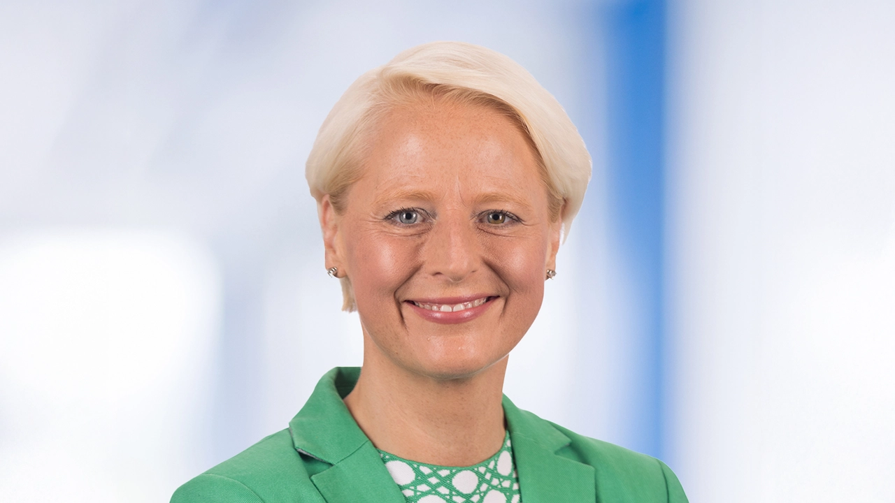 Elizabeth Ahmed, Executive Vice President of People and Communications at Unum Group, shared her leadership insights with David Reimer and Adam Bryant  in this Strategic CHRO conversation. She discusses why mental health is not a side conversation, the evolving expectations of HR leaders, and the role of emotional intelligence in building future-ready teams.