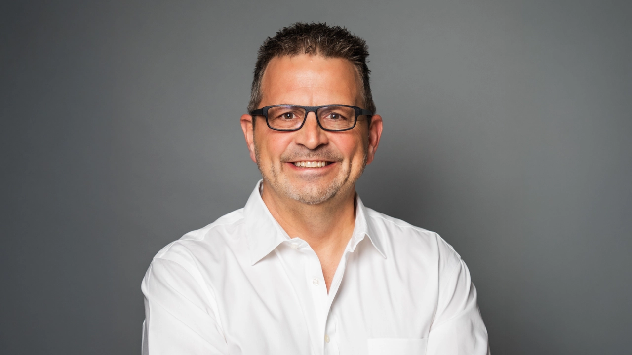 David Tanner, President and CEO of Aspen One, shares powerful lessons from his leadership journey in this interview with Adam Bryant. He reflects on the importance of proactivity as a hallmark of effective leadership, why integrity is non-negotiable, the value of hiring for drive over pedigree, and the personal discipline required to navigate the always-on demands of senior roles.