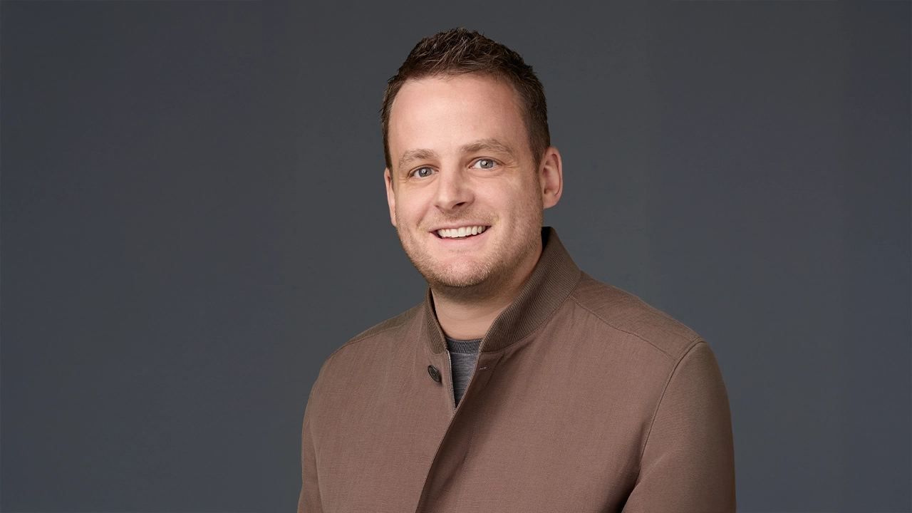 Jason VandeBoom, founder and CEO of ActiveCampaign, shares his leadership insights in a conversation led by Adam Bryant. Key themes include the importance of staying close to the craft, customer engagement, and being strategically opinionated. VandeBooom emphasizes the necessity of remaining connected to the core activities of the business and maintaining a clear vision to differentiate in the market.