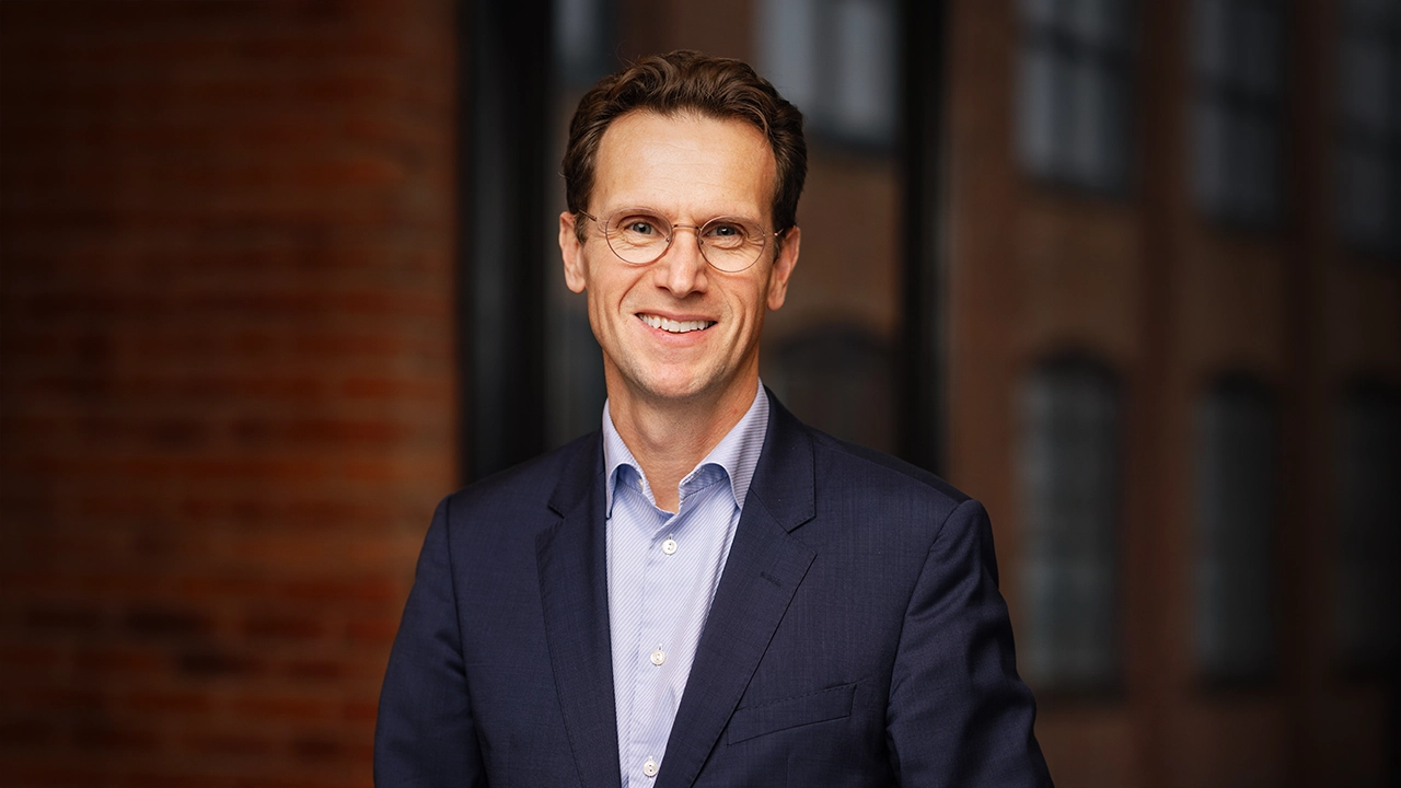 Steven Baert, Chief People Office of GE Vernova, shared his key leadership lessons with, David Reimer, CEO of The ExCo Group, and Adam Bryant. Key themes include the evolving nature of succession planning, the importance of curiosity and decisiveness in leadership, and the dual-customer role of HR. Baert shares his experiences and insights on navigating complexity and preparing for future challenges.