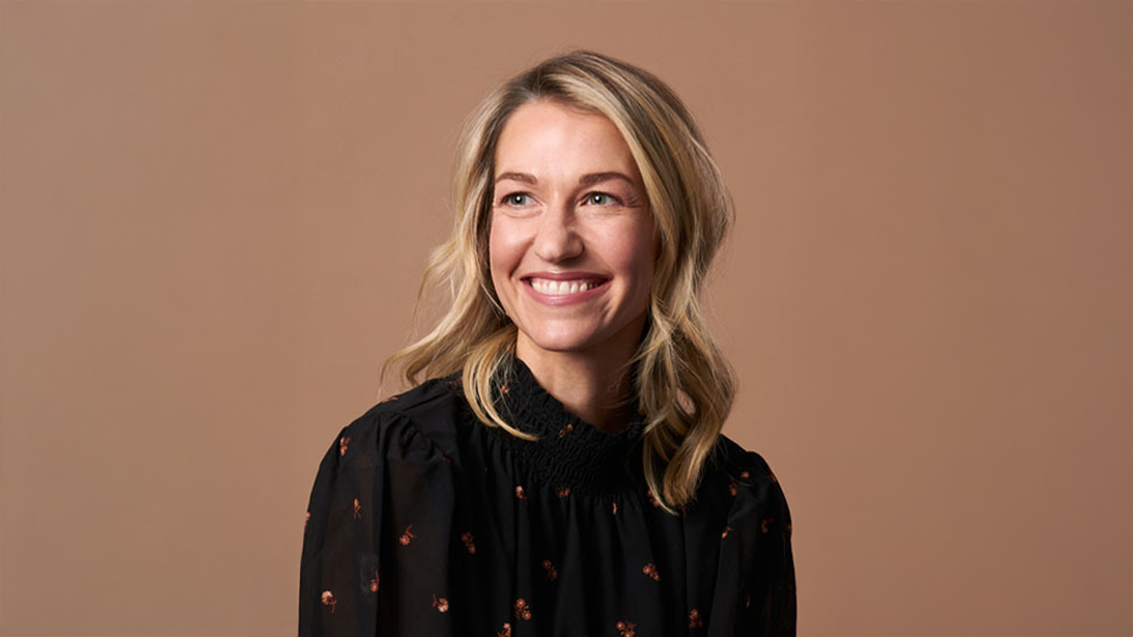 Alana Brandes, Chief People Officer at Guild, speaks with Adam Bryant and David Reimer about navigating leadership in an era of unprecedented complexity. Their conversation explores the critical importance of questioning assumptions to unlock team dynamics, what it truly means to become an AI-first company, and why leaders must rely on muscle memory rather than old playbooks when facing new challenges.